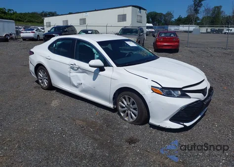 2018 Toyota Camry Le z USA, uszkodzony, nr VIN 4T1B11HK5JU551693